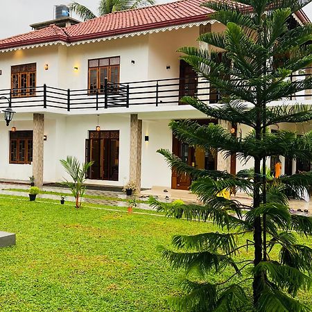 نيجومبو Ahasna Airport Villa المظهر الخارجي الصورة